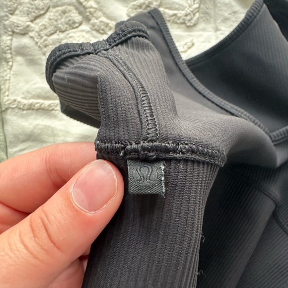 Black-ribbed reversible Lululemon tank top-Size 10 - Picture 2 of 3